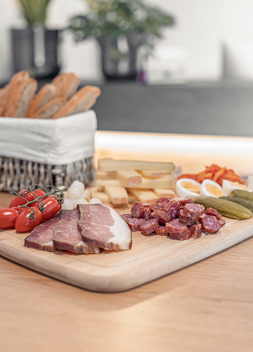 Charcuterie-Tafel mit Wurst, Käse und mehr - perfekt für Gäste der Ferienhäuser Samnaun.