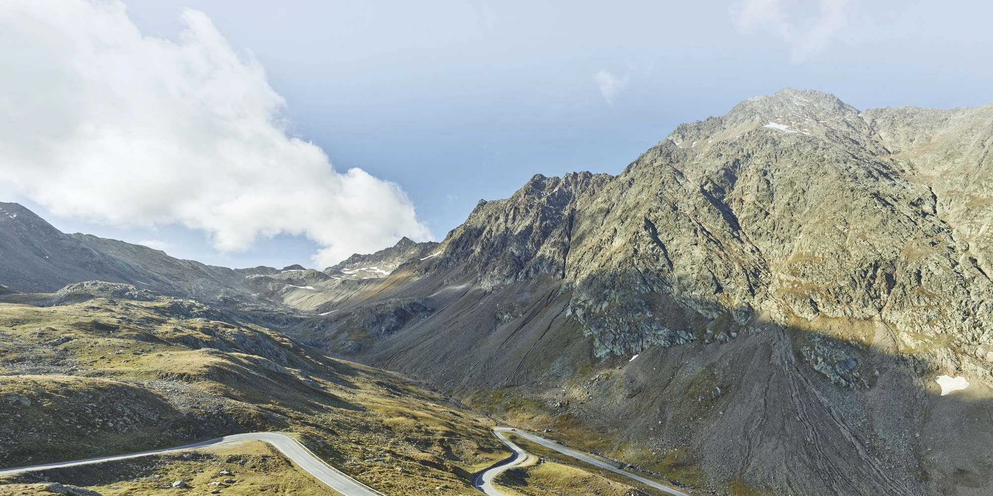 Kurvenreiche Bergstraße in Samnaun, perfekt für einen abenteuerlichen Motorradurlaub.