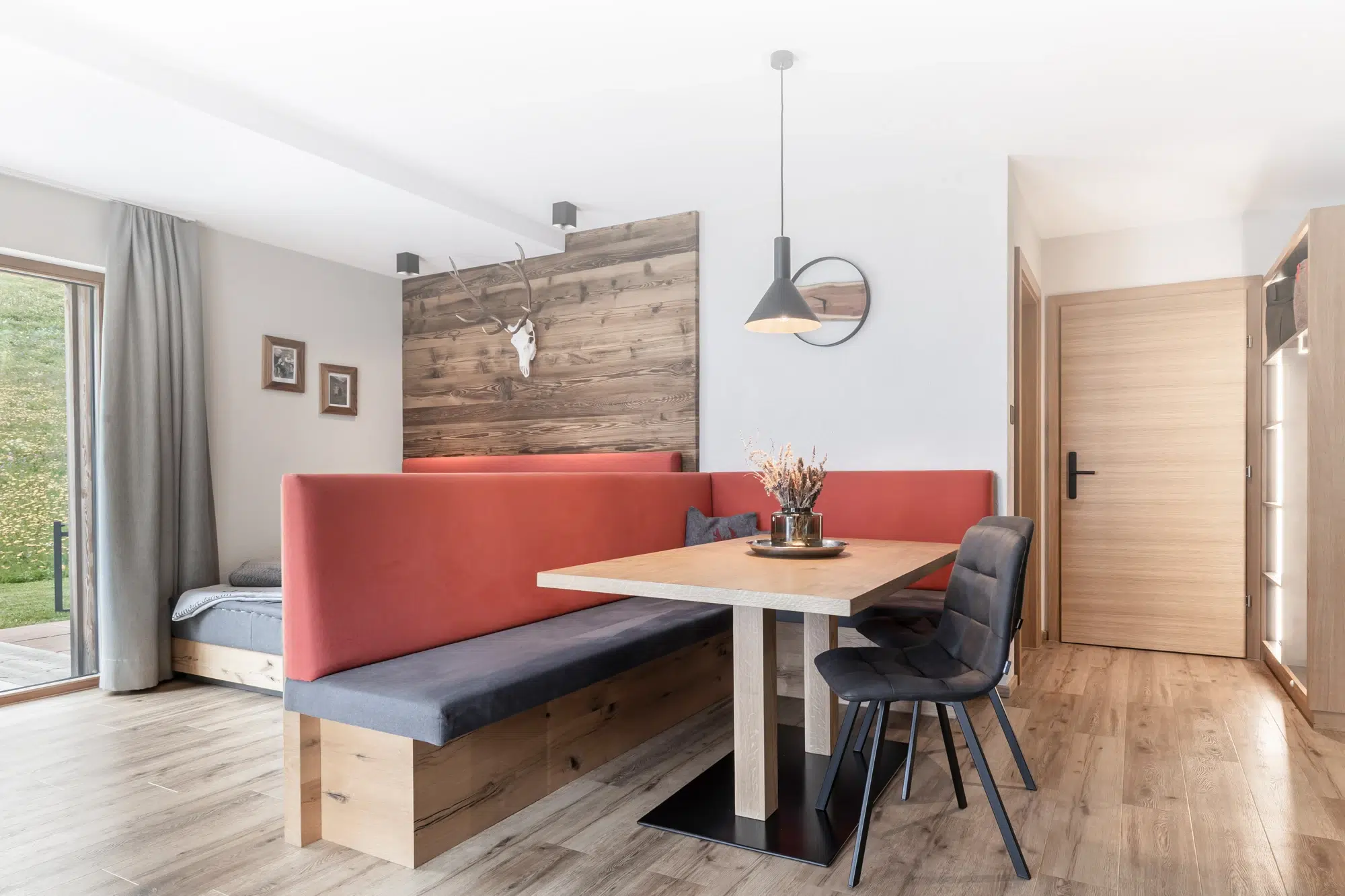 Moderne Essecke mit roten Bänken, Holztisch - perfekt für Ihren unterkunft Samnaun Aufenthalt.